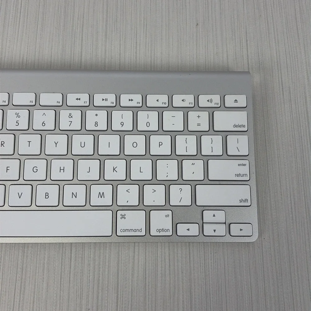 Apple A1314 Bluetooth Wireless Keyboard - MC184LL/B gray tested working great.